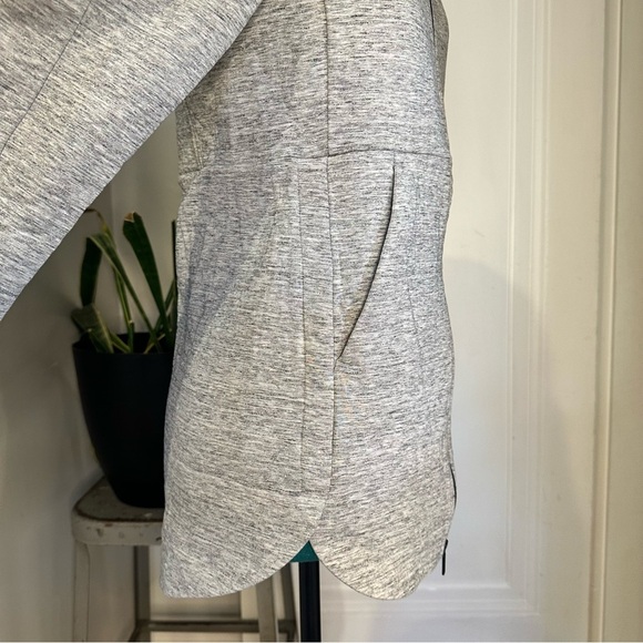 Lululemon • Going Places Hooded Jacket
Heathered Space Dyed Medium Grey size 2 - Picture 7 of 16